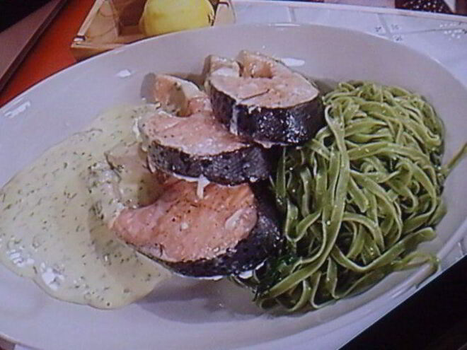 Рецепт стейков лосося на зеленых тальятелле под щавелевым соусом