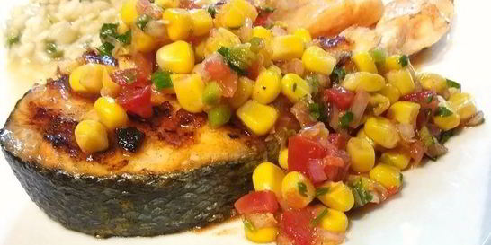 Стейки лосося с сальсой из кукурузы