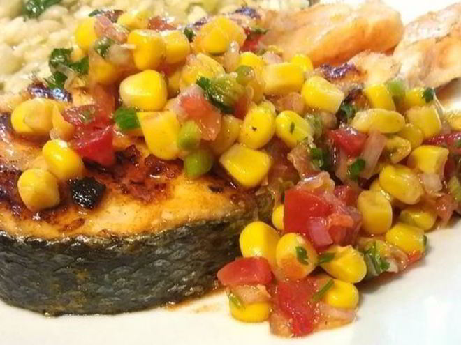Рецепт стейков лосося с сальсой из кукурузы