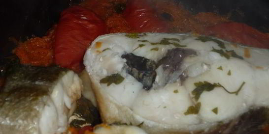 Стейки трески под овощным маринадом