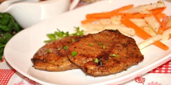 Свиной стейк-гриль с ароматными травами