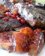 Свиные стейки гриль под винным маринадом с инжирным соусом