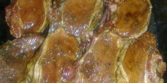 Запеченые свиные стейки в чесночном соусе