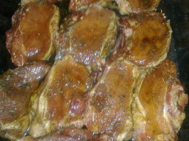Рецепт запеченых свиных стейков в чесночном соусе