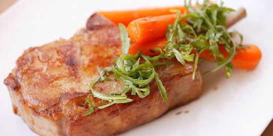 Жареные свиные стейки