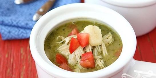 Суп с куриными грудками, ньокки и соусом Песто