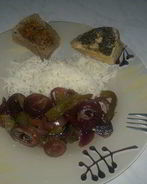 Свинина Прованс и гарнир из белого риса и обжареных в бальзамике перца и лука