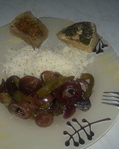 Свинина Прованс и гарнир из белого риса и обжареных в бальзамике перца и лука