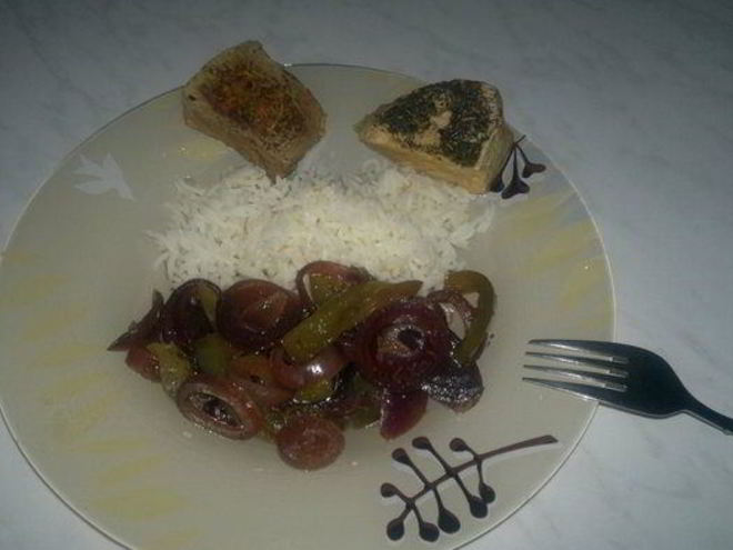 Рецепт свинины прованс и гарнир из белого риса и обжареных в бальзамике перца и лука