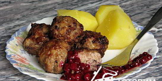 Шведские тефтели с брусникой