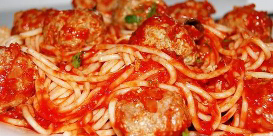 Спагетти с паровыми тефтельками под томатным соусом