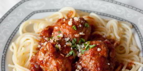 Спагетти с тефтелями в томатном соусе