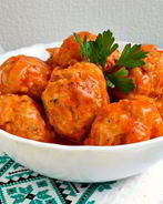 Тефтели из куриного фарша с пшеничной кашей в томатном соусе