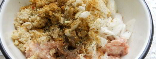 тефтели из куриного фарша с пшеничной кашей в томатном соусе. Шаг 2