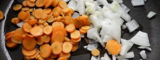 тефтели из куриного фарша с пшеничной кашей в томатном соусе. Шаг 3