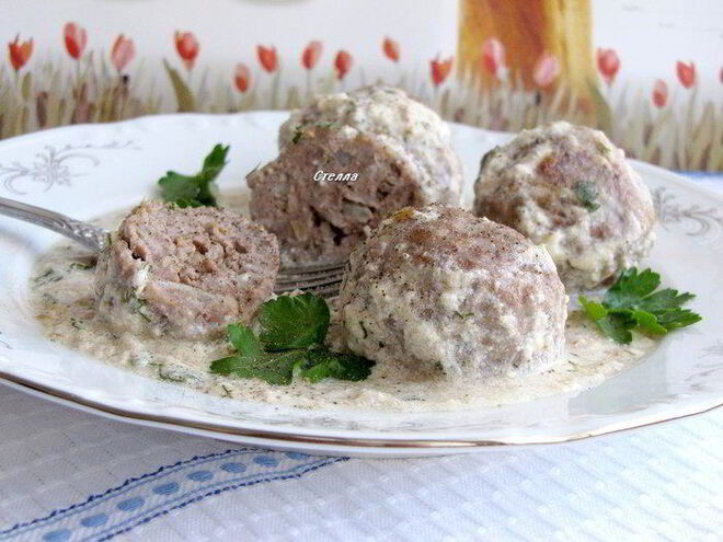 Рецепт тефтелей с кедровыми орешками в сливочном соусе
