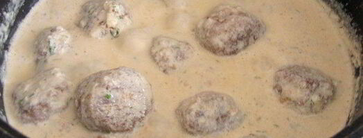 тефтели с кедровыми орешками в сливочном соусе. Шаг 9