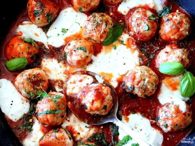 Рецепт тефтелей с моцареллой в томатном соусе