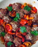 Тефтели с овсяными хлопьями и тушеными овощами