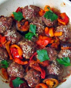 Тефтели с овсяными хлопьями и тушеными овощами