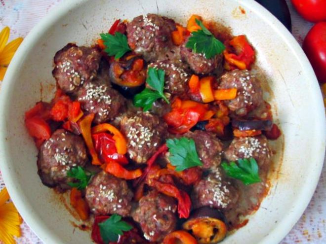 Рецепт тефтелей с овсяными хлопьями и тушеными овощами