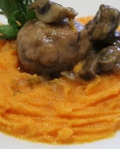 Тефтели с тыквенным пюре под грибным соусом