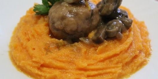 Тефтели с тыквенным пюре под грибным соусом