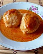 Тефтели в кастрюле с рисом в подливе