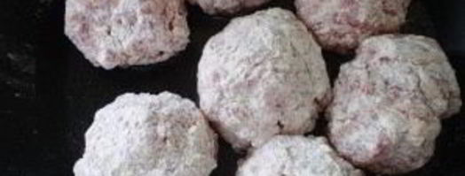 тефтели, запеченные в духовке в сметанном соусе. Шаг 6