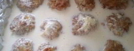 тефтели, запеченные в духовке в сметанном соусе. Шаг 10