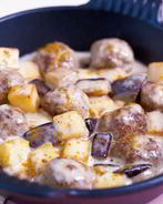 Жареные баклажаны и картофель с острыми тефтельками