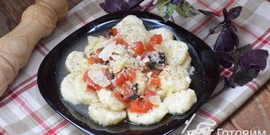 Творожные ньокки с соусом из помидоров и базилика