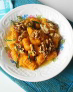 Тыквенные ньокки с грецкими орехами и розмарином
