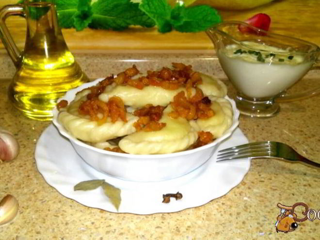 Рецепт домашних вареников со сметанно-чесночным соусом и шкварками