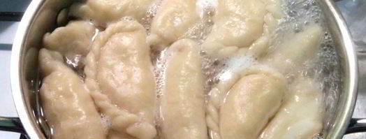 домашние вареники со сметанно-чесночным соусом и шкварками. Шаг 15