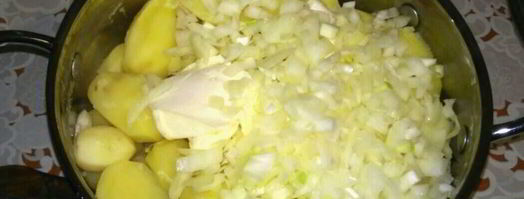 домашние вареники со сметанно-чесночным соусом и шкварками. Шаг 3