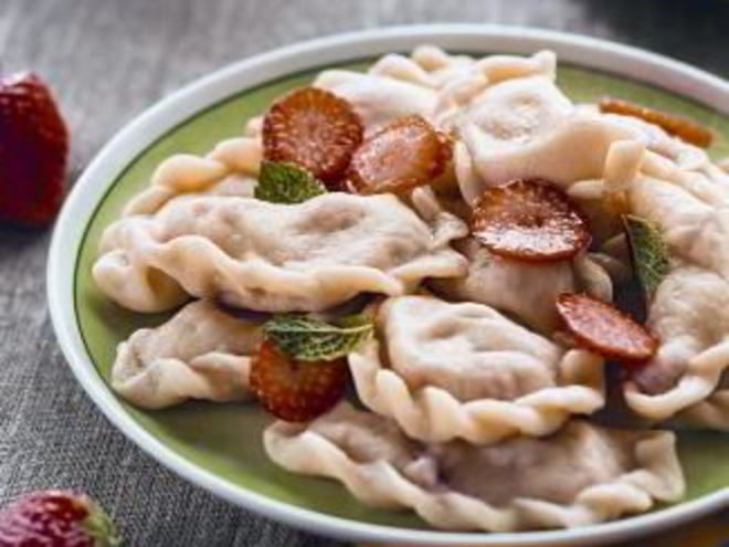 Рецепт паровых вареников с клубникой