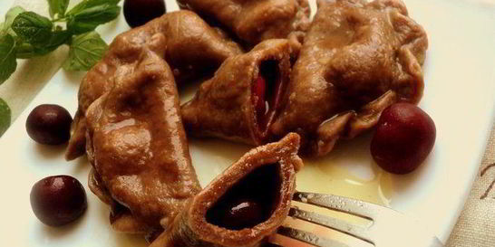 Шоколадные вареники с вишней