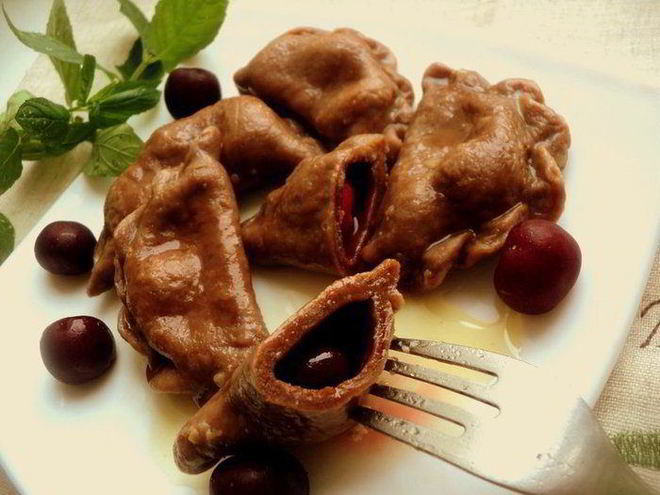 Рецепт шоколадных вареников с вишней