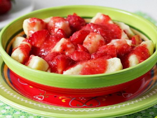 Рецепт теста на вареники с клубникой