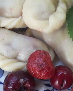 Вареники с вишней и клубникой