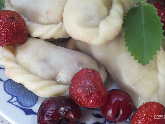 Рецепт вареников с вишней и клубникой