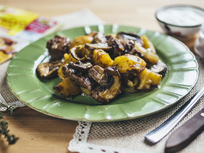 Рецепт сочного жаркого с грибами и картофелем