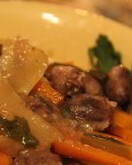 Жаркое из куриных сердец с овощами и пивом