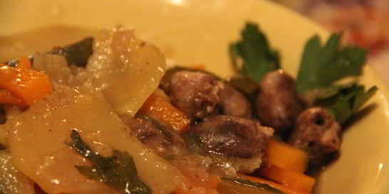 Жаркое из куриных сердец с овощами и пивом
