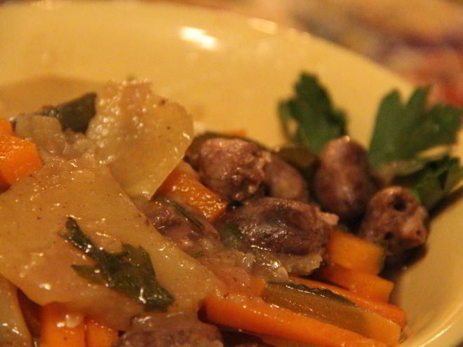 Рецепт жаркого из куриных сердец с овощами и пивом