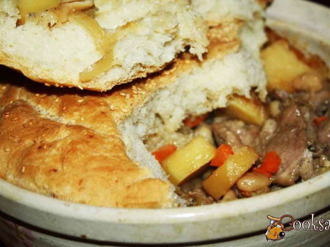 Рецепт жаркого из свиной лопатки с картофелем и фасолью под хлебной корочкой