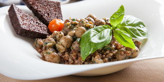 Гречка с грибами и чесночными гренками