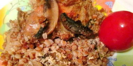 Гречка с курицей под сметанно-грибным соусом