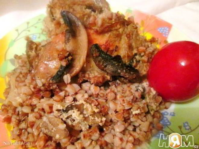 Рецепт гречки с курицей под сметанно-грибным соусом